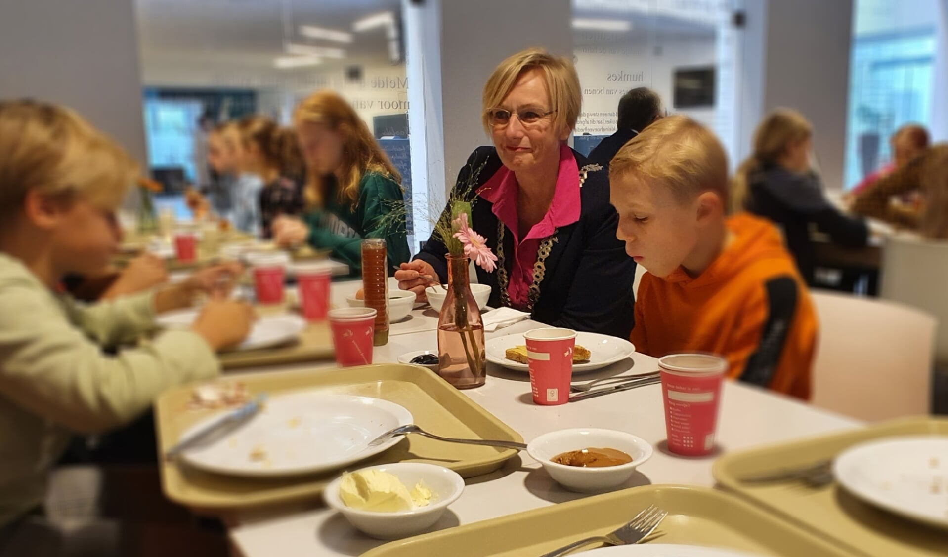Burgemeester Marianne Besselink eet haar ontbijt bestaande uit yoghurt met muesli met kinderen van Jenaplanschool Pierson uit Hengelo tijdens het jaarlijkse burgemeestersontbijt. Foto: Alice Rouwhorst
