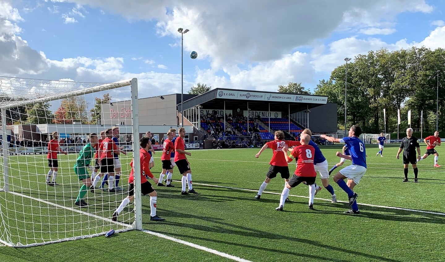 Eén van de vele aanvallen van Grol op het doel van Union Nijmegen. Foto: Theo Huijskes