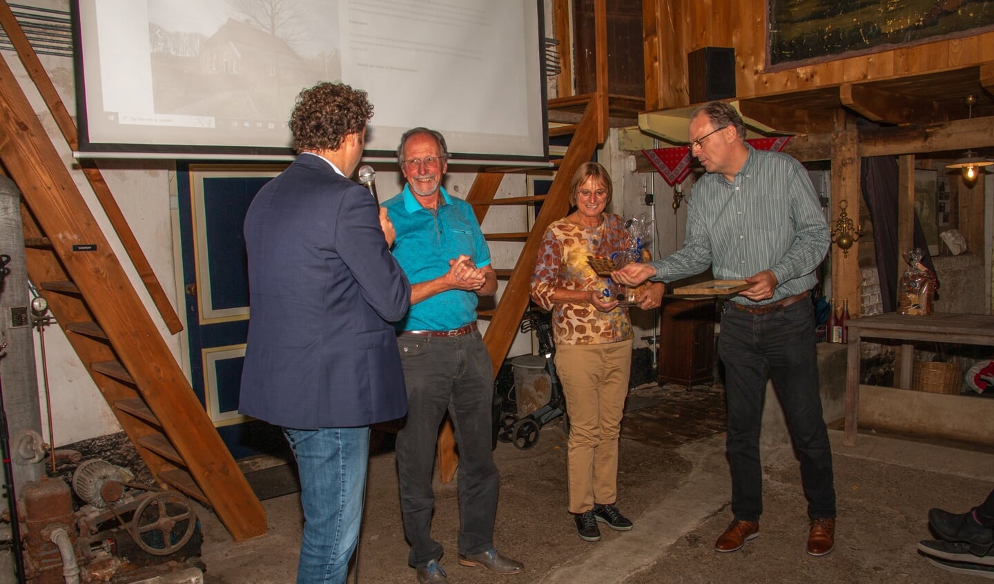 Erik Haverkort (l.) beschrijft eerste prijswinnaar Boerderij 't Hiddink in Ruurlo van René en Annette Swienink. Rechts voorzitter René Spekschoor. Liesbeth Spaansen