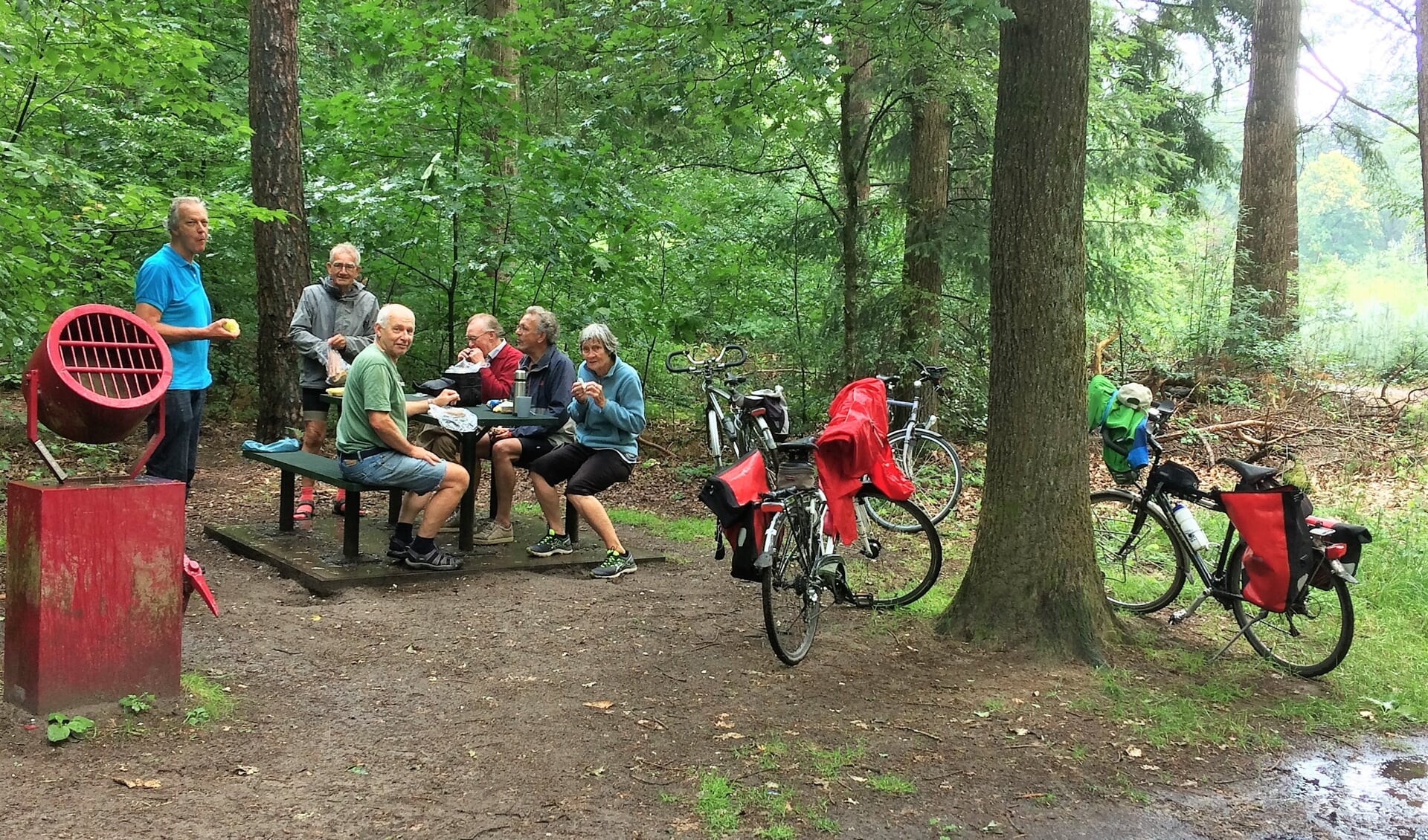 De 70 km fietsgroep van Francis vindt altijd wel een goede lunchplek buiten. Foto: Stichting Gilde Zutphen  