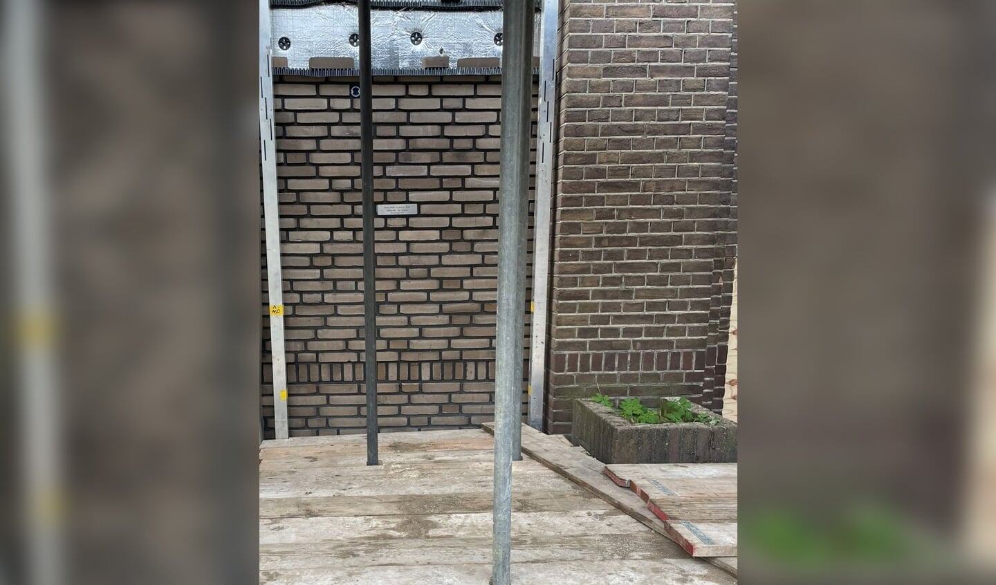 Met groot genoegen onthulde wethouder Arjen van Gijssel het plaatje op de eerste steen: 'Het is me een grote eer zelfs.' Foto: PR