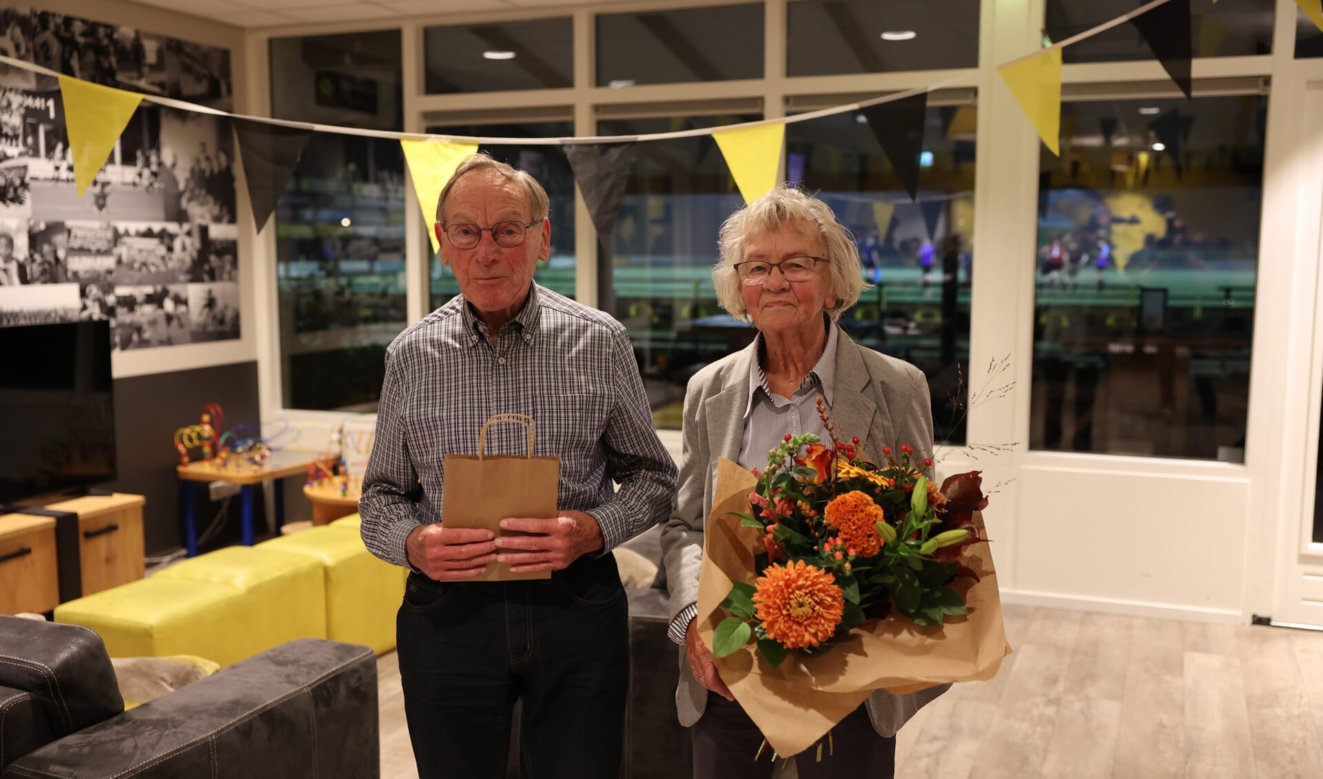 Jan Wiegerinck werd samen met zijn vrouw Ciska in het zonnetje gezet voor zijn 75-jarig lidmaatschap. Foto's Marco Brunekreeft