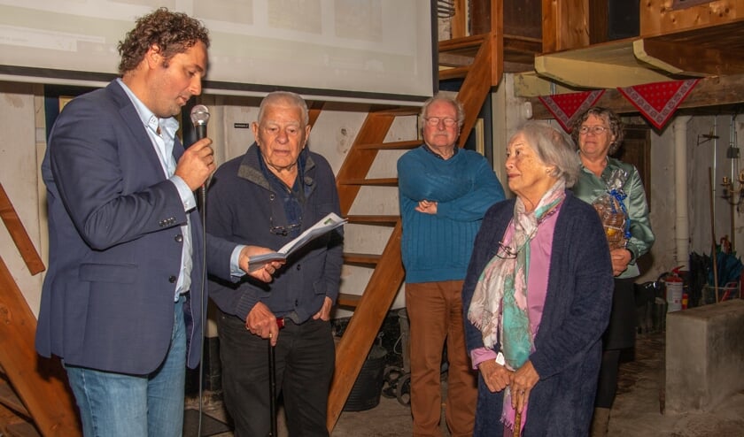 Erik Haverkort (l.) beschrijft tweede prijswinnaar Boerderij Oossink in Winterswijk van Jan en Anne Meijer. Daarachter mede tweede prijswinnaars Harry en Ria Reijrink. Foto: Liesbeth Spaansen
