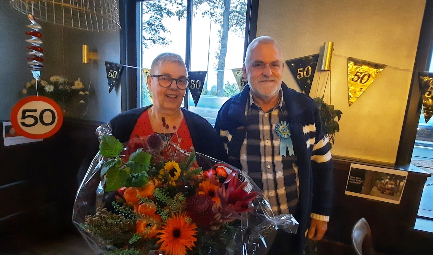 Herman en echtgenote Willie werden in de bloemen gezet. Foto: PR