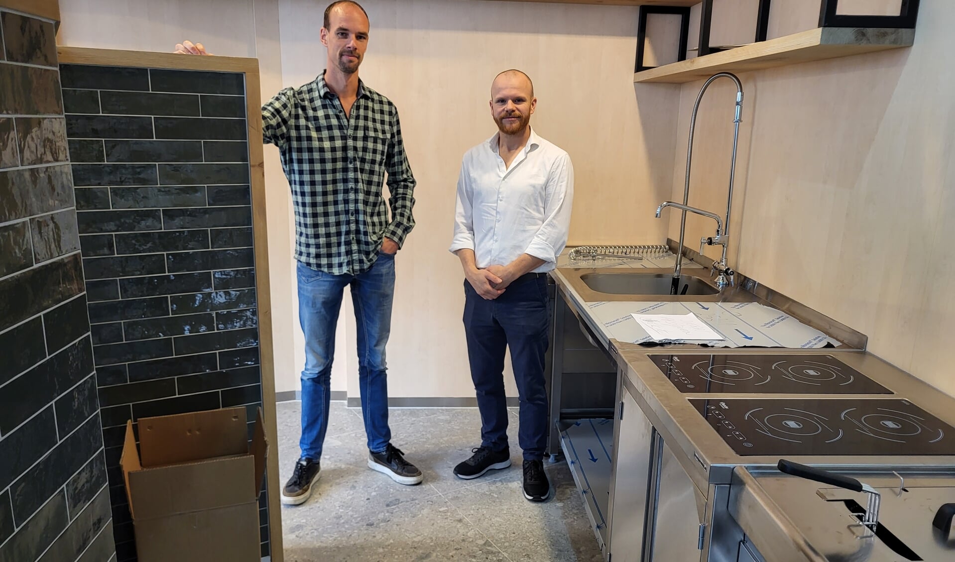 Bart van Telgen (links) en Tim Kastleiner in de gauw te openen vestiging van Delicious & Healthy in Aalten. Foto: Mark Ebbers