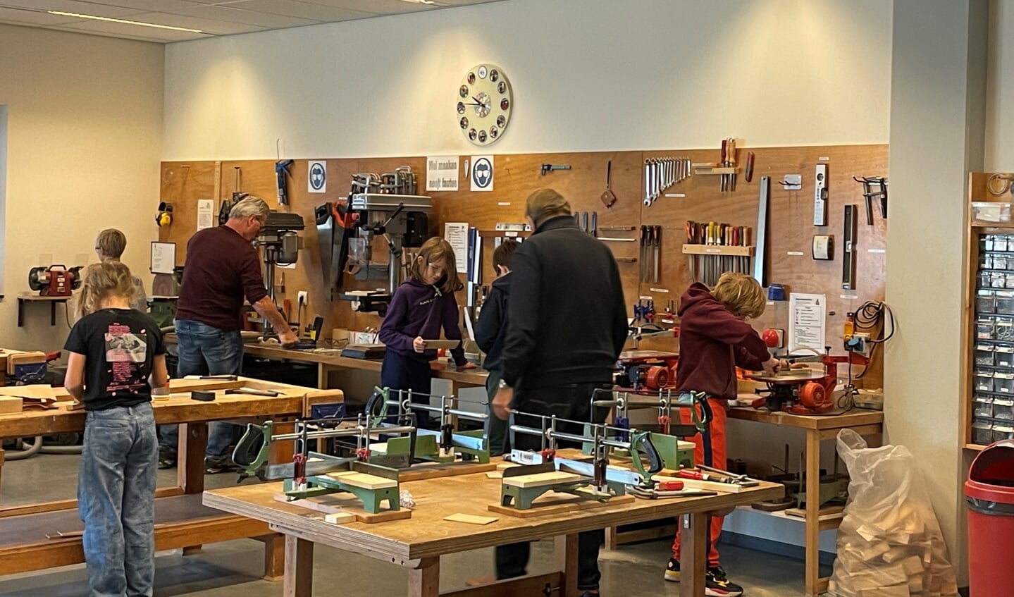 Kinderen van De Esch in het technieklokaal aan het werk. Foto: Verona Westera