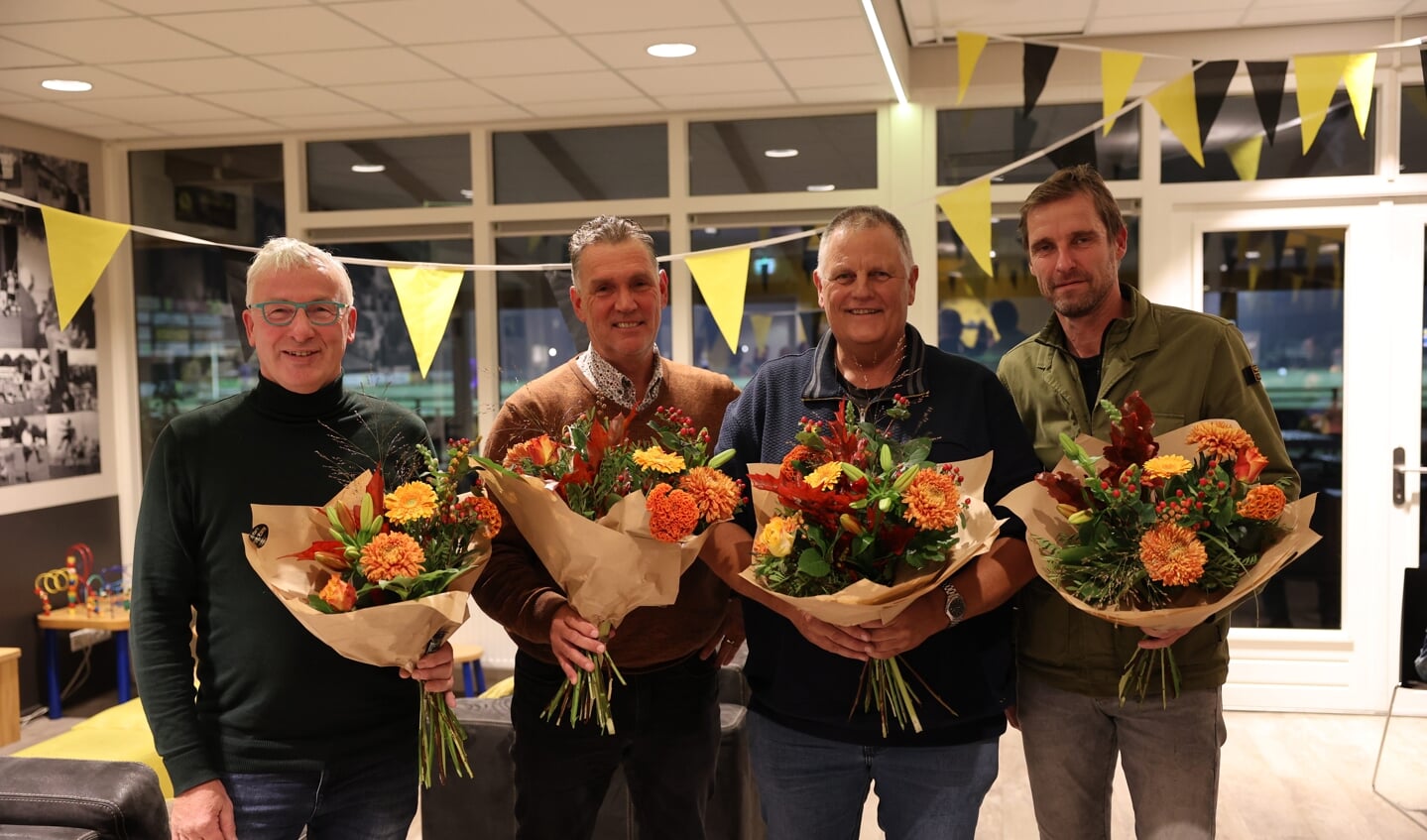 50 jaar lid: v.l.n.r. Gerrit Lindenschot, André Hoijtink en Bennie Wassink en 40 jaar lid Arjan te Veldhuis 
