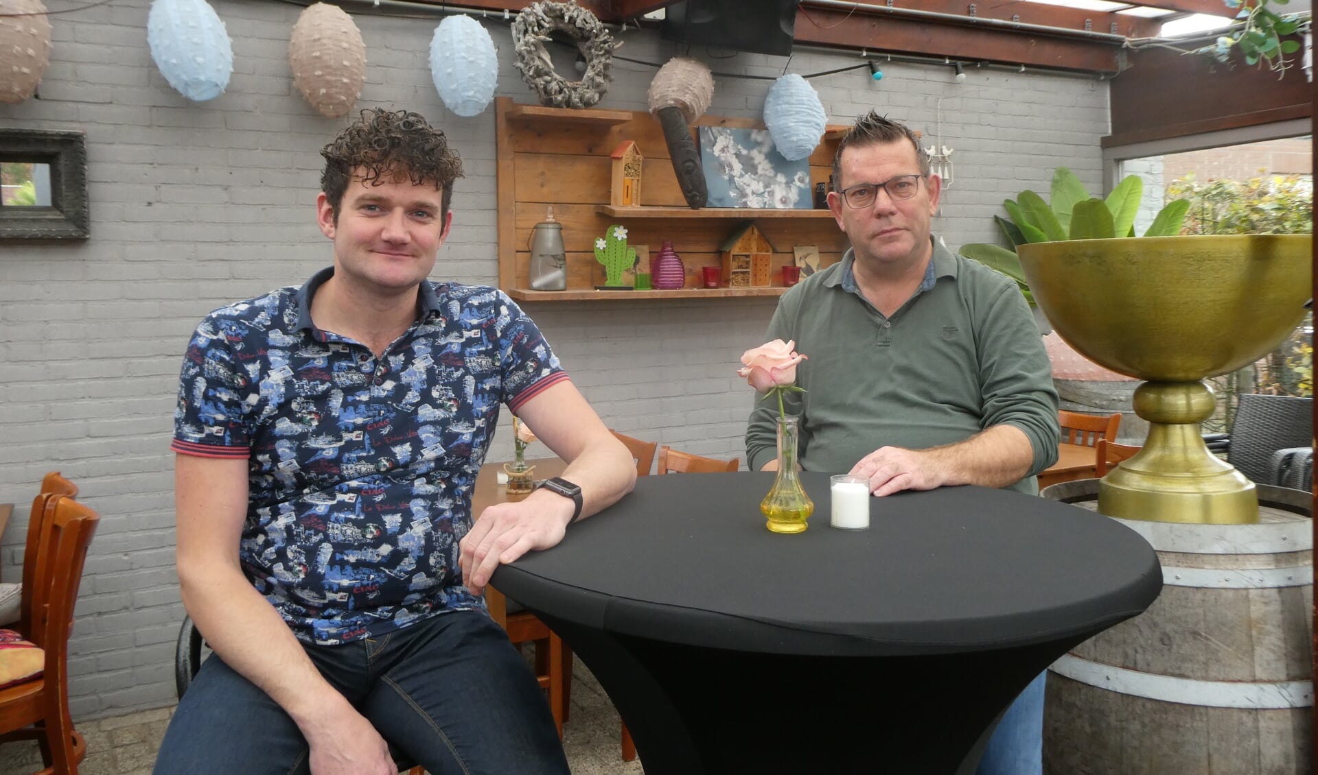 Bart Geverink (l) en Hans Ribbers vormen samen per 1 januari 2023 een vennootschap onder firma van café-restaurant de Tapperij. Foto: Jan Hendriksen