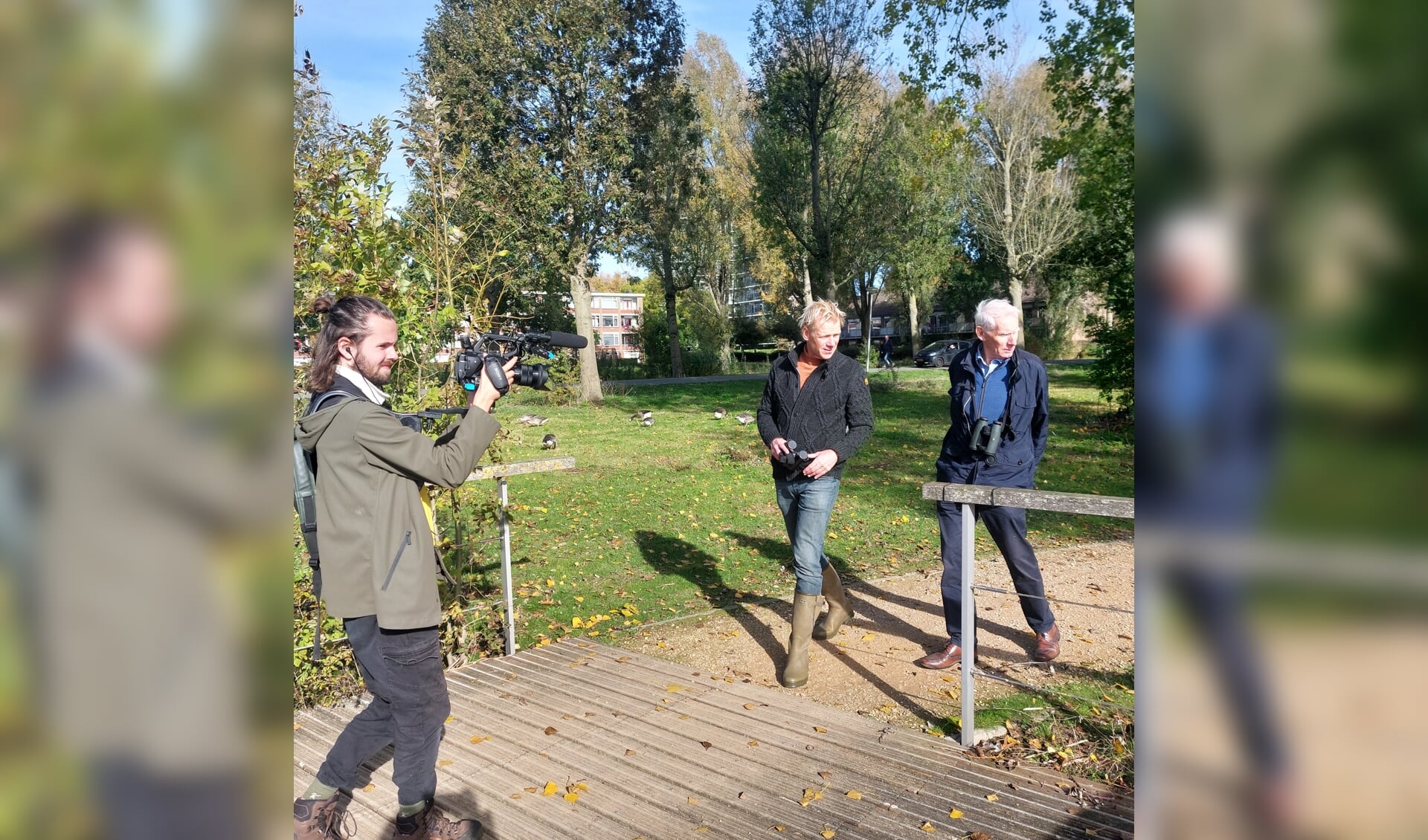 Camjo/editor Cas van den Bomen filmpt Menno Bentveld en Hans Grotenhuis in het Zuiderpark. Foto: Meike Wesselink