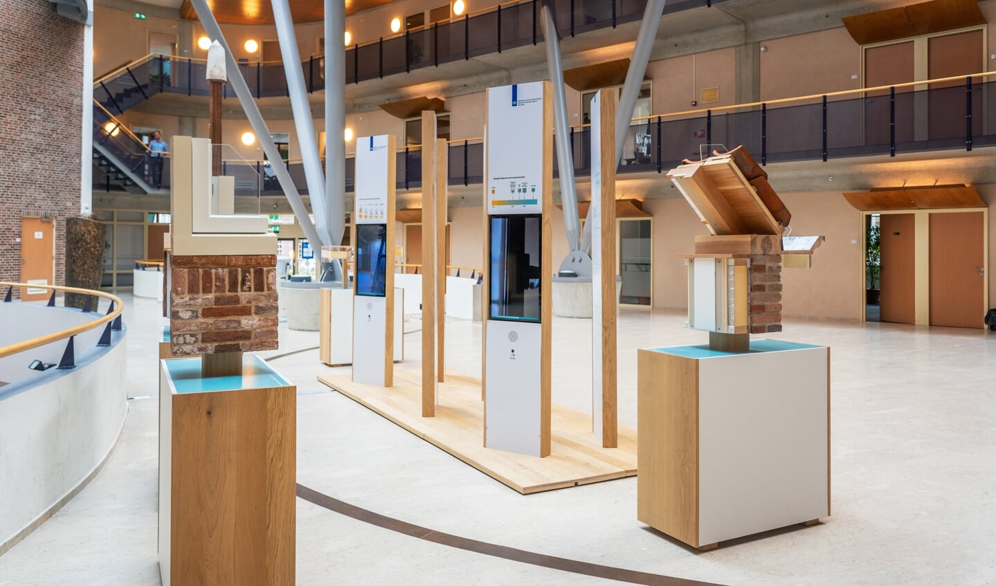 Tentoonstelling 'Monumenten verduurzamen' in de hal van het stadhuis Zutphen. Foto: Jolanda van Velzen