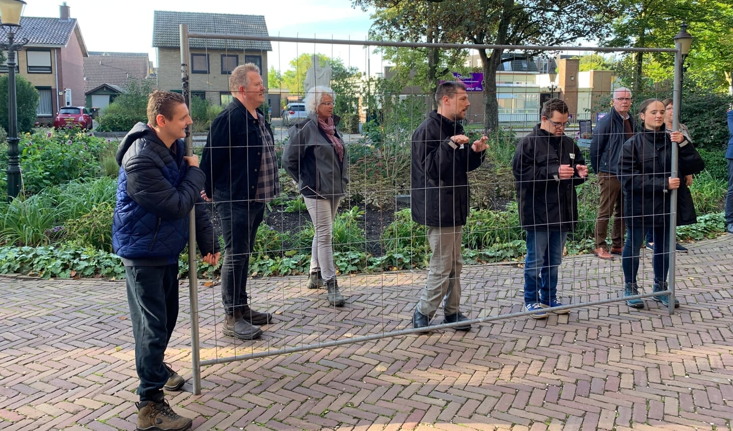 Deelnemers plaatsen symbolisch het eerste bouwhek, onder toeziend oog van Rob Balduk (begeleider Simonshof) en Lonneke Thus (begeleider Dierengroep). Foto: PR