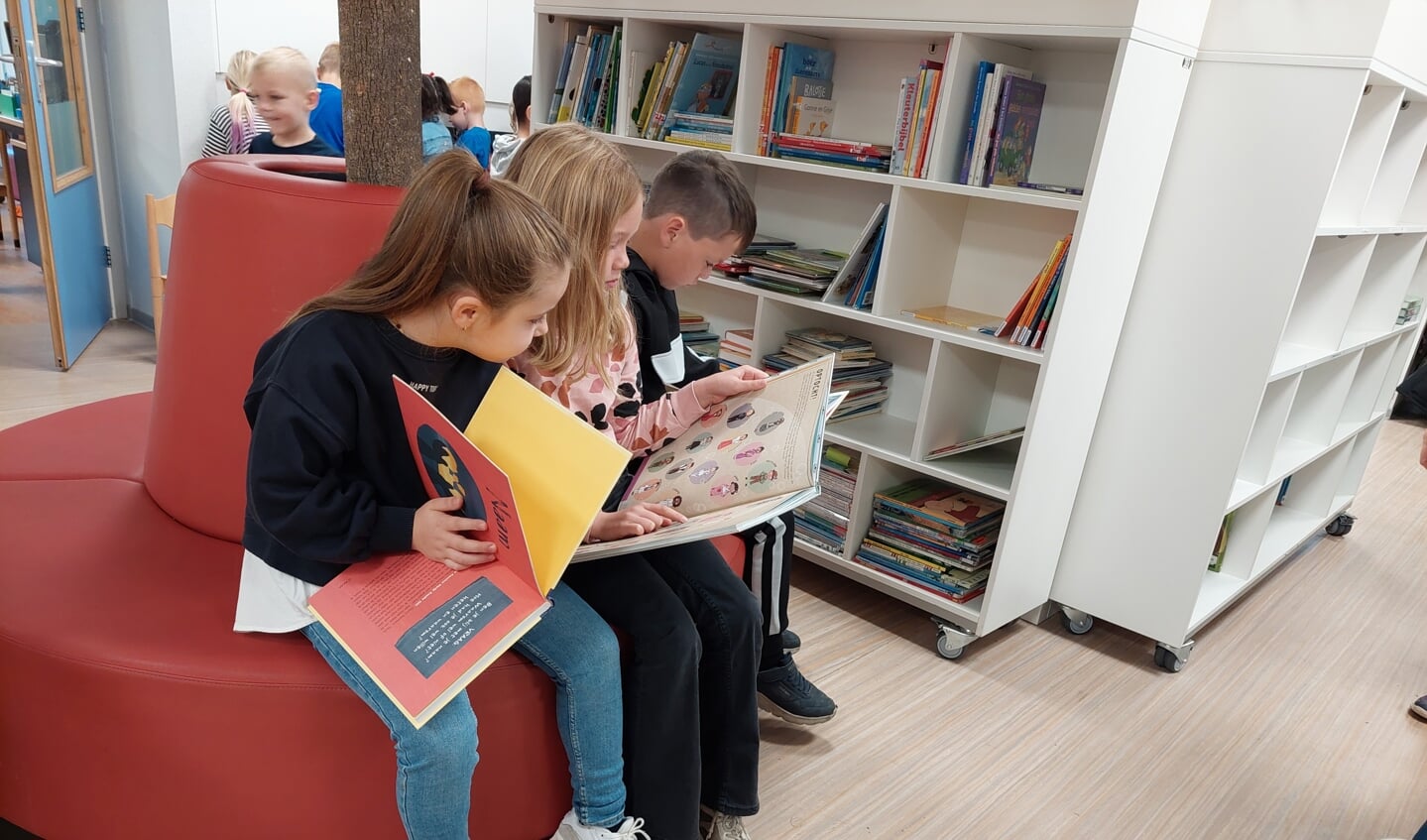 Kinderen bij de bibliotheekkast in De Vlier. Foto: Joke de Haan