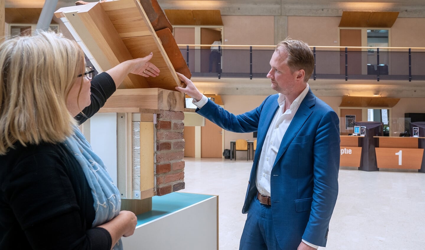 Wethouder Erfgoed, Sjoerd Wannet kan de tentoonstelling 'Monumenten verduurzamen' aanbevelen. Foto: Jolanda van Velzen