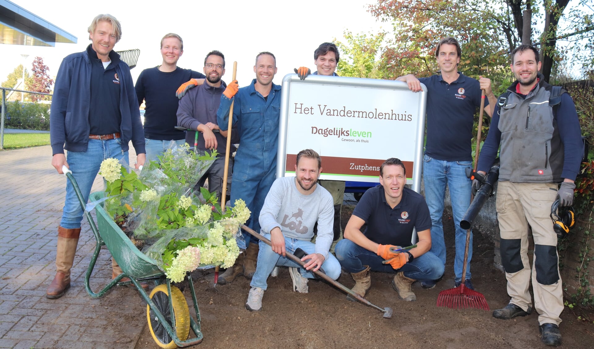 De leden van de Ronde Tafel Lochem verzorgden de tuin van Het Vandermolenhuis, rechts hurkend voorzitter Arjan Horstman.  Foto: Arjen Dieperink