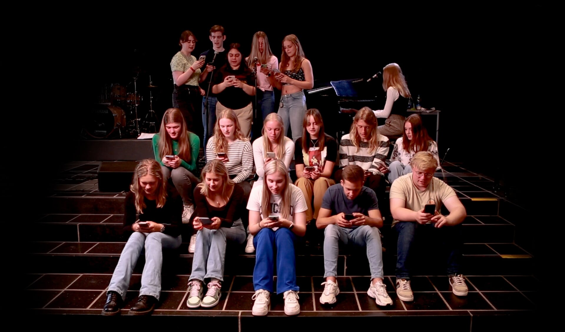 Gymnasiasten van het Marianum in Groenlo zingen hierin hun lied over de zwaluw. Foto: PR