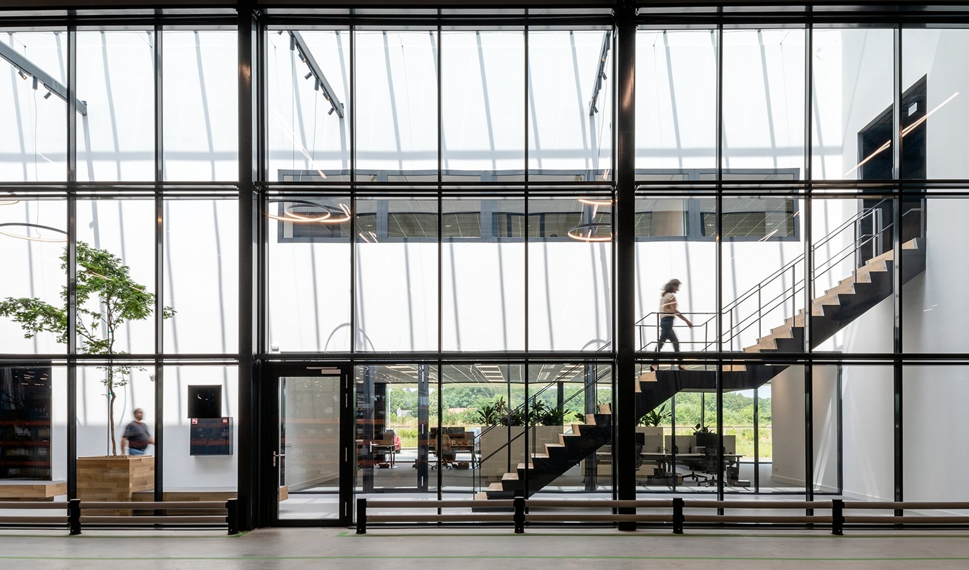 Atrium: hoofdingang en verbinding van alle kantoren met de productiehal. Foto: Edith Verhoeven