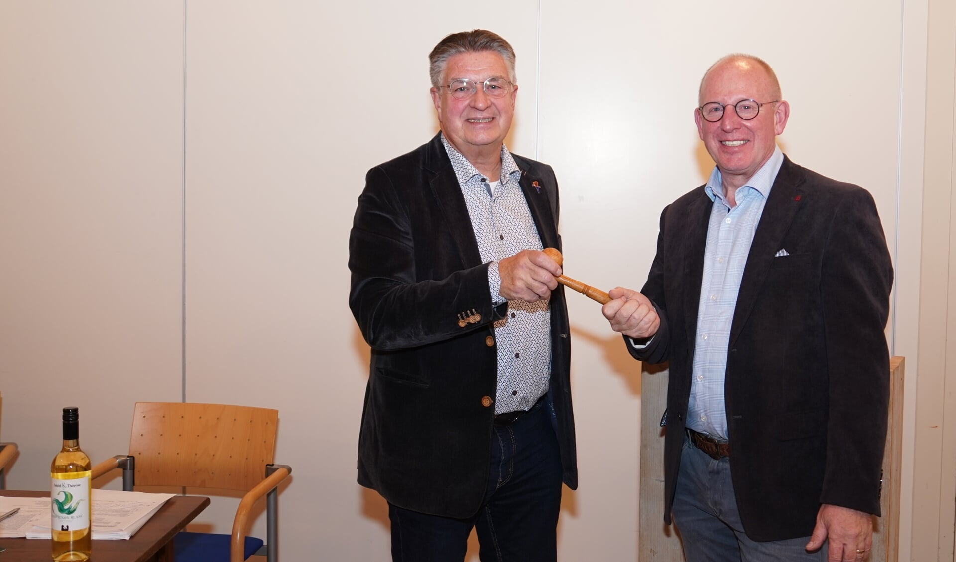 De overdracht van de voorzittershamer van het OFD door Gerrit van Veen (links) aan Henk Hartemink. Foto: Frank Vinkenvleugel