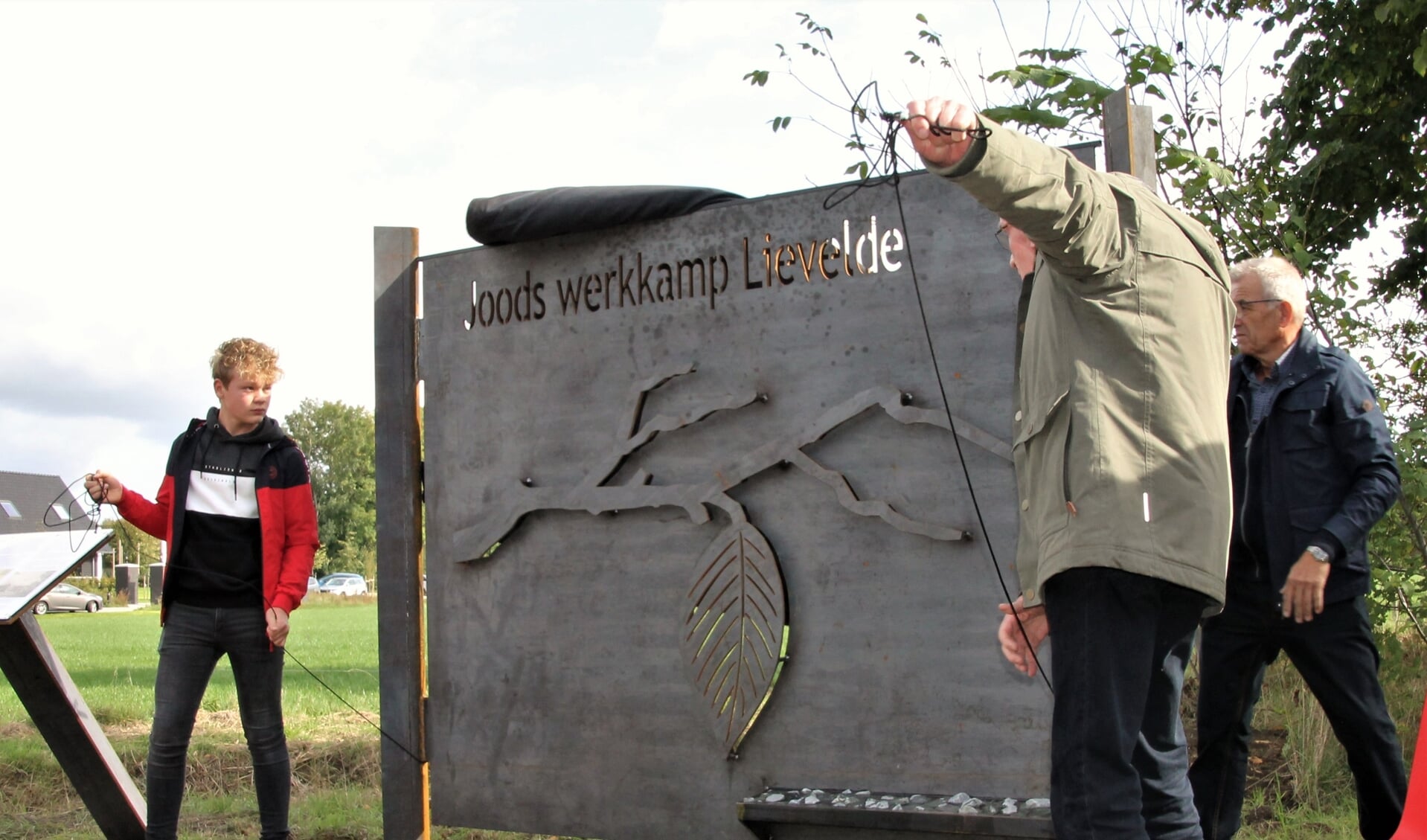 Het monument wordt onthuld door ontwerpers Joep Karnebeek (links) en buurtbewoner Joop te Brake. Foto: Dinès Quist 
