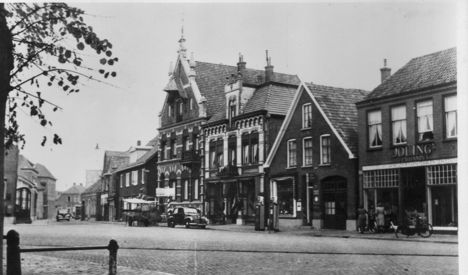 De Markt richting Korte Rapenburgsestraat vóór 1953. Foto: archief Vereniging Oudheidkunde Lichtenvoorde
