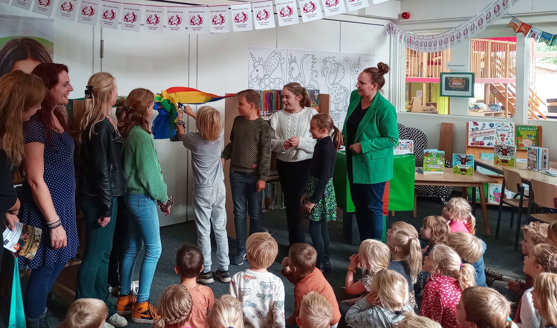 De bibliotheek wordt geopend met het doorknippen van het lint door de leerlingenraad. Foto: De Rank