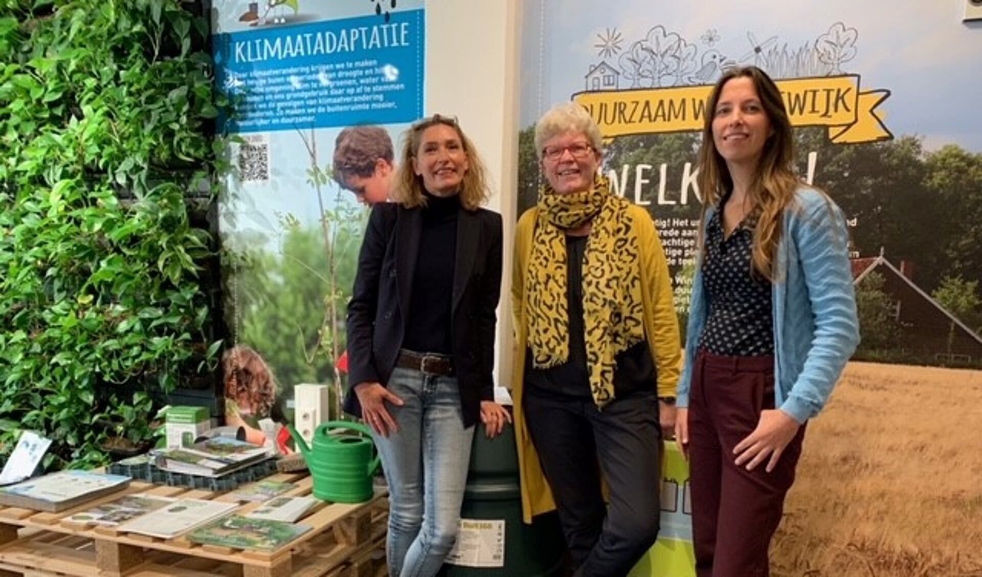 Van links naar rechts: Nanny van de Laar, Erna Bergervoet en Anna-Lena Penninx in het Centrum Duurzaam Winterswijk. Foto: Maarten Reuvekamp.