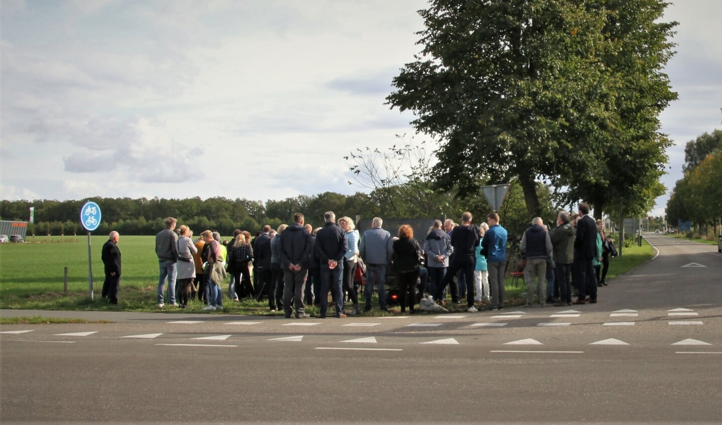 Genodigden wonen de onthulling bij van het herdenkingsmonument aan de Lievelderweg. Foto: Dinès Quist 