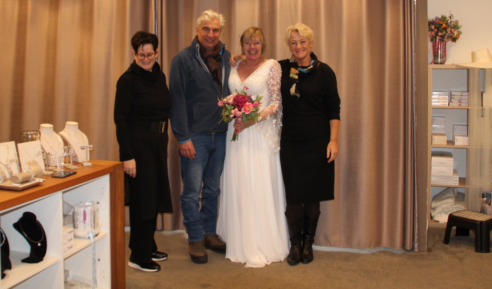Gerda in bruidsjurk omringd door haar man Michel Wallet met daarnaast Petra Hoog Antink en rechts Georgette Wekking. Foto: Dinès Quist