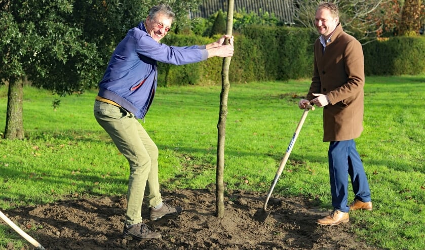 Ieke Vreeken van de Bomenstichting (links) en wethouder Sjoerd Wannet bij een van de zojuist geplante bomen. Foto: Sander Grootendorst