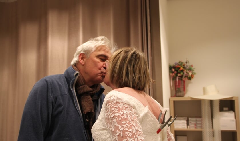 Gerda krijgt zoen van haar man Michel Wallet.