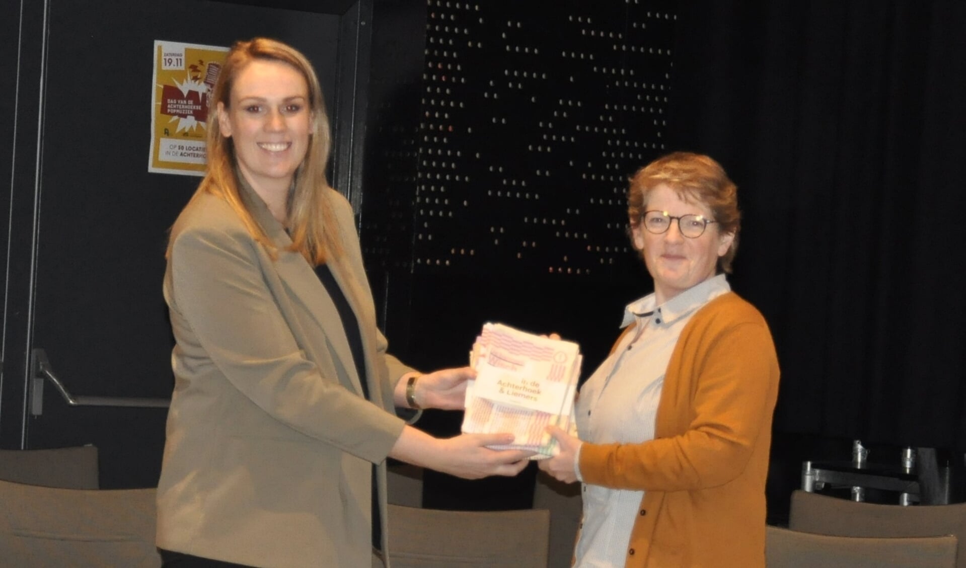 Wethouder Dusseldorp (links) ontvangt het eerste setje droogdoeken uit handen van Femio Siero, directeur van het Erfgoedcentrum Achterhoek en Liemers. Foto: PR 