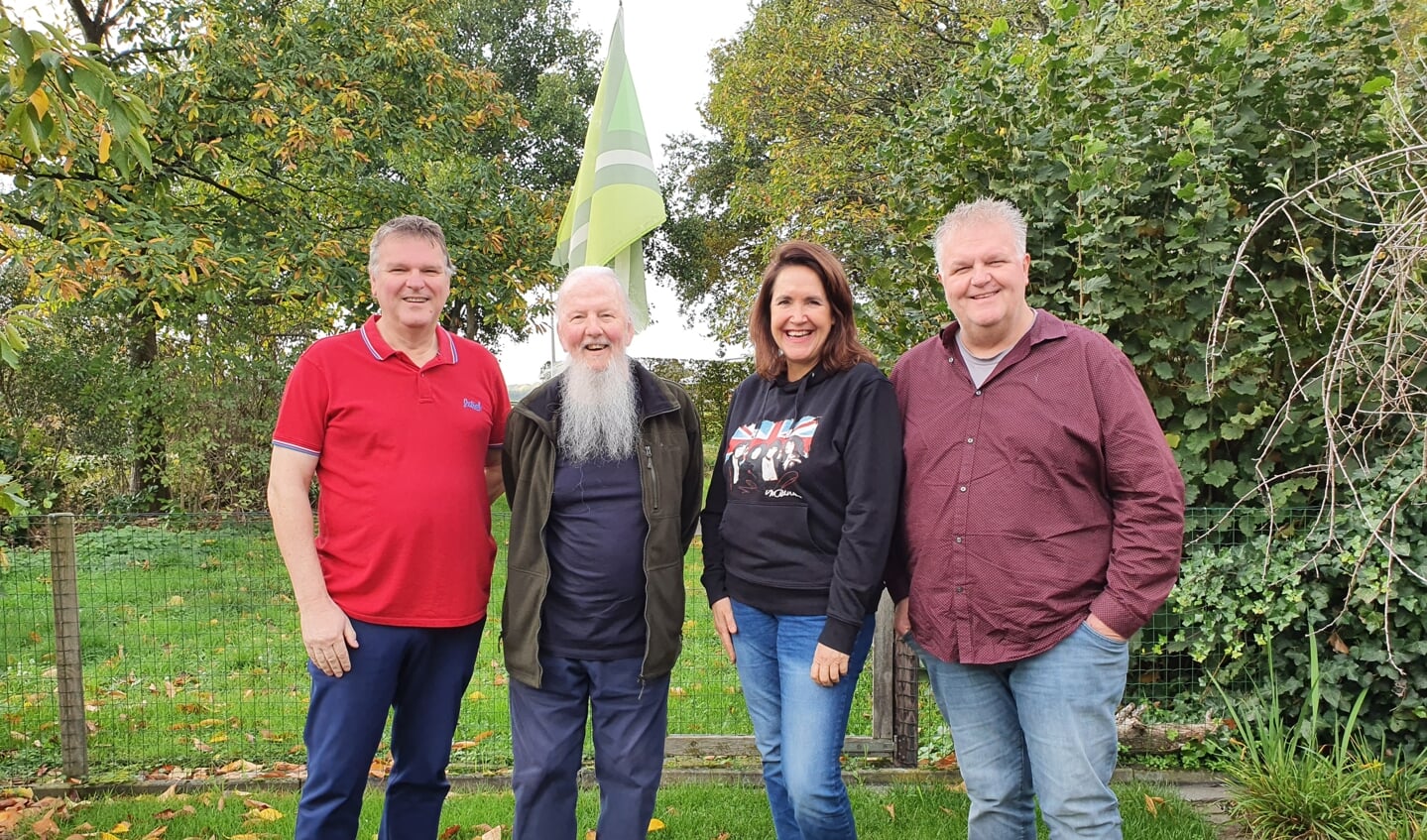 Paul van Druten, Alan Gascoigne, Sandra Vanreys en Henri Walterbos onder de Achterhoekse vlag. Foto: Henri Walterbos