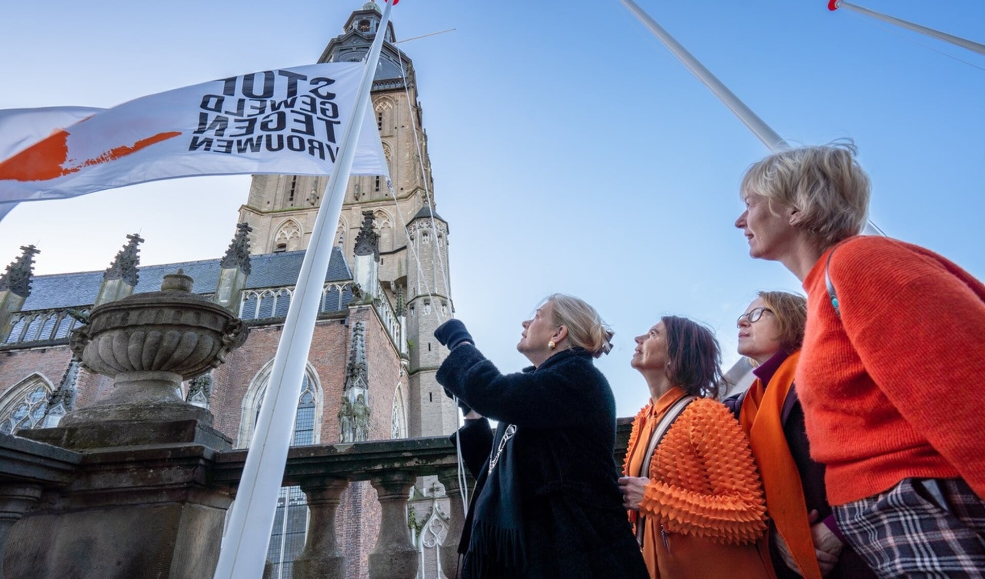 Burgemeester Annemieke Vermeulen en vertegenwoordigers van de Soroptimist Club Zutphen bij de vlag ‘Stop Geweld tegen Vrouwen’. Foto: Jolanda van Velzen