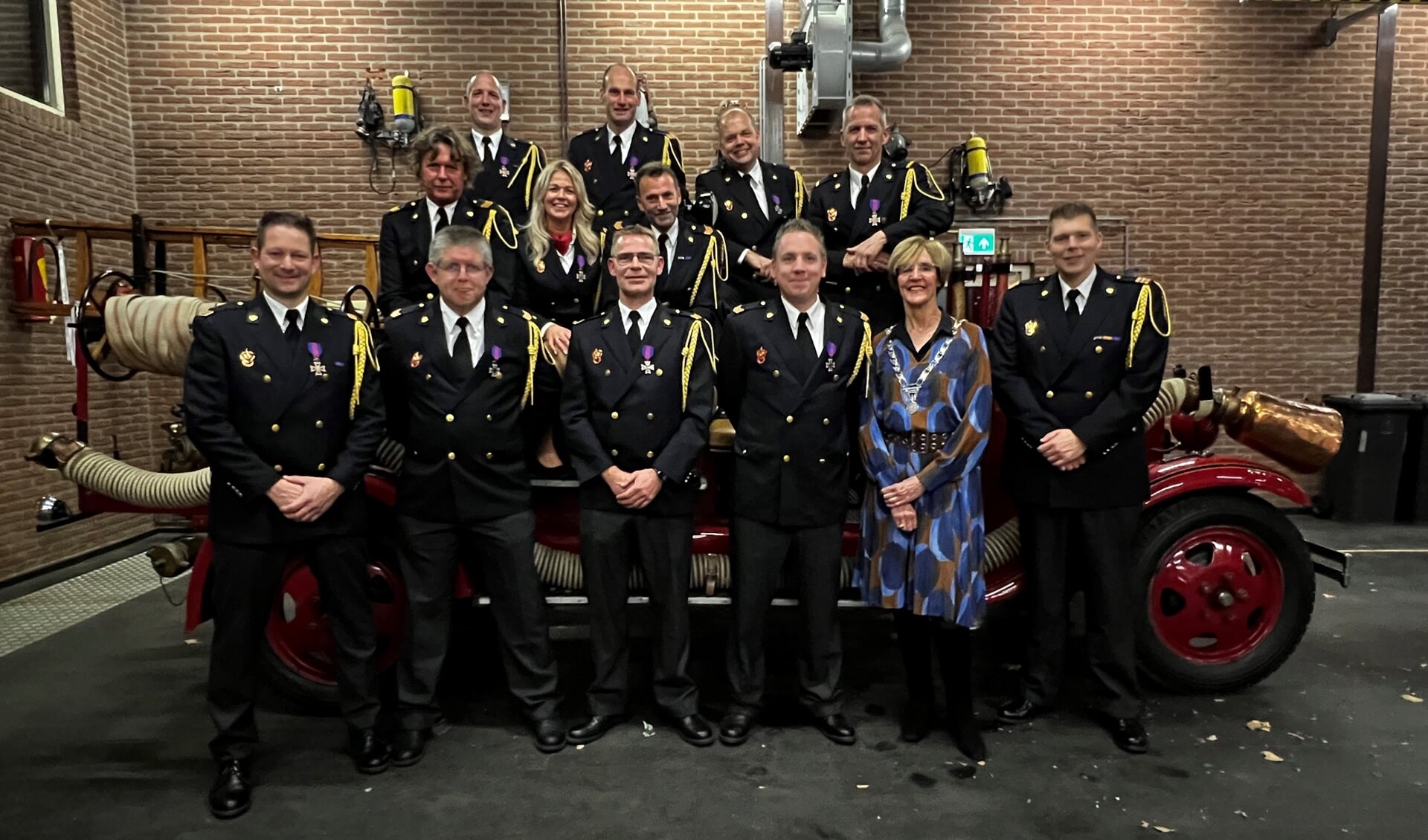 Burgemeester Bronsvoort met de gehuldigde brandweerlieden. Foto: Thijs Oolthuis