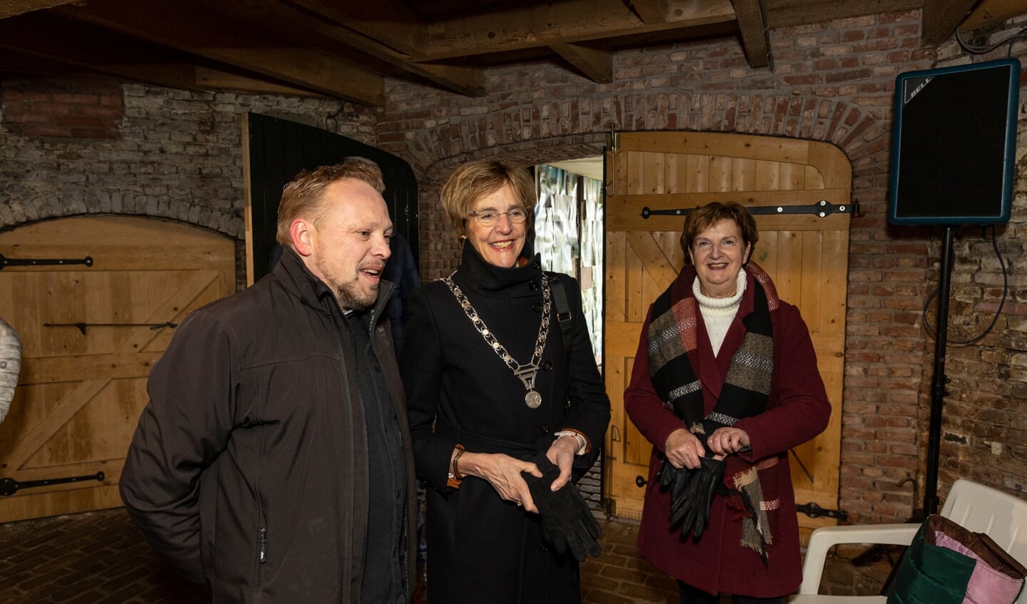 Molenaar Jos Betting spreekt burgemeester Bronsvoort, met links Maria van Uem. Foto: Fotostudio Jurgen Pillen 