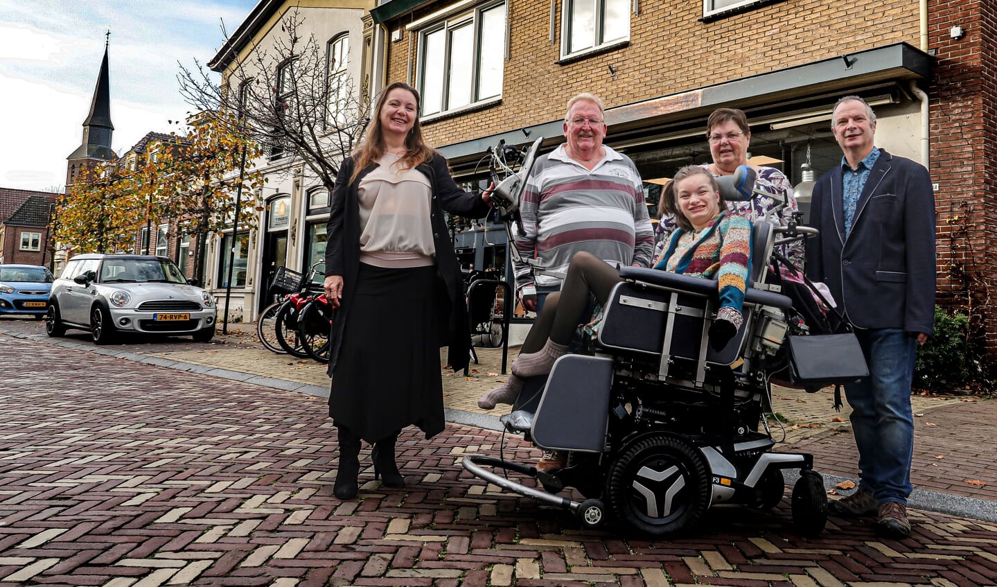 Petra Blom, Henk Schwarz, Litania Blom, Lenie Schwarz en Arie Blom (v.l.n.r.) voor de nieuwe kringloopwinkel van Stichting Litania in de Spalstraat in Hengelo. Foto: Luuk Stam
