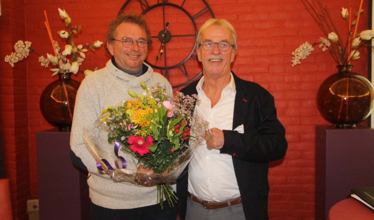 Will de Graaff (r) en Jos Bolder tijdens de bijeenkomst ter gelegenheid van het derde lustrum van de Stichting Sociaal Steunpunt Winterswijk. Foto: Lineke Voltman