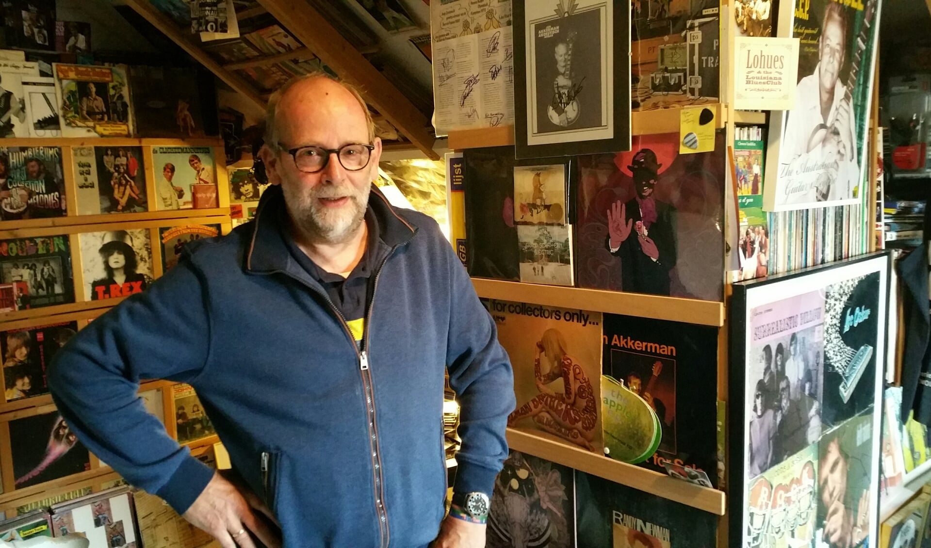 Henk Rijks op zijn zolder, met op de achtergrond een aantal elpees uit zijn grote collectie. Foto: Bart Kraan