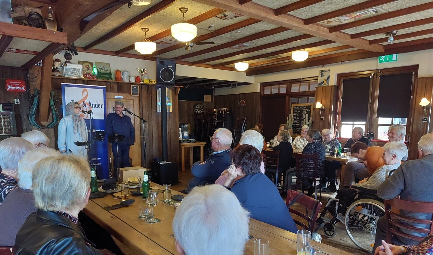 Gasten van de Zonnebloem Vragender genieten van een optreden van duo EEN&ANDER. Foto: Zonnebloem Vragender