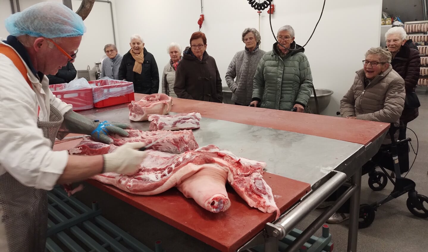 Onder grote belangstelling werd een half varken uitgebeend door een van de slagers van het bedrijf. Foto: PR