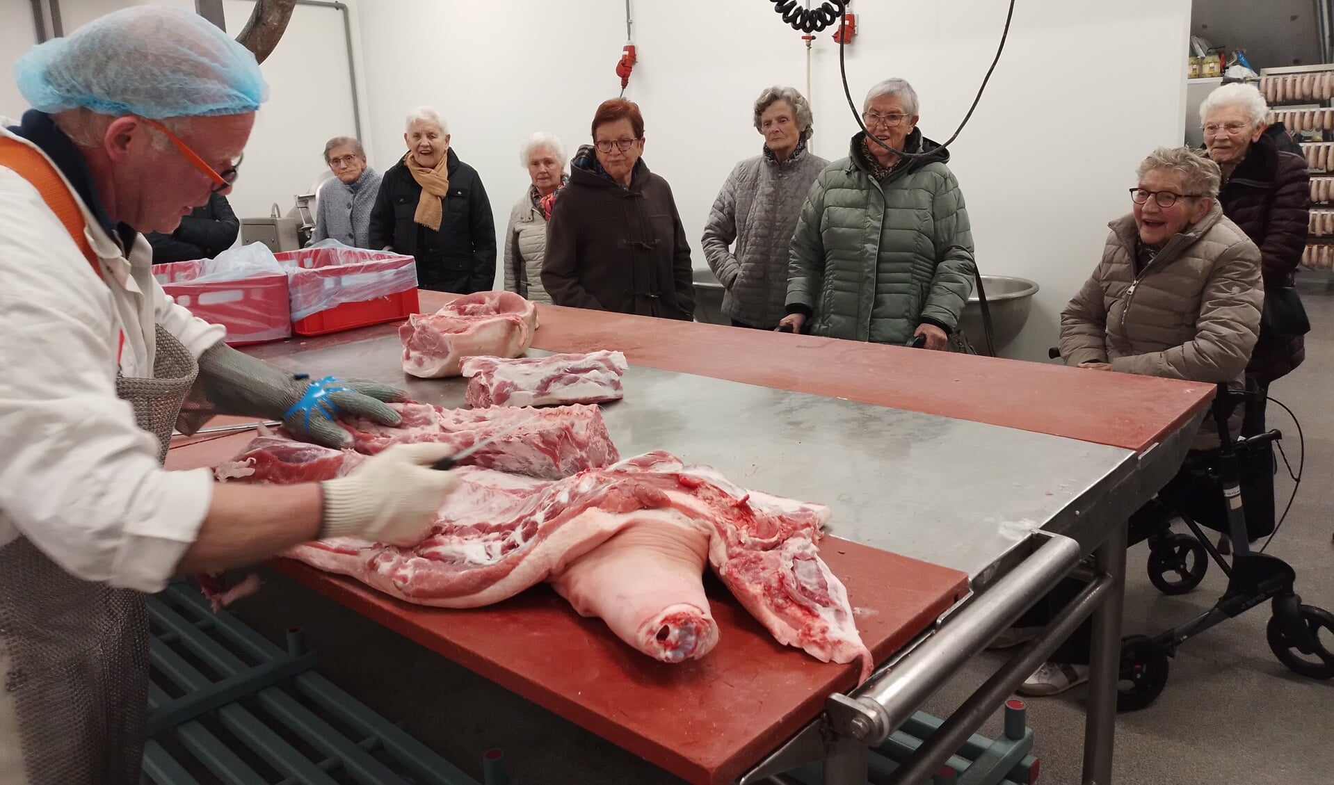Onder grote belangstelling werd een half varken uitgebeend door een van de slagers van het bedrijf.  Foto: PR