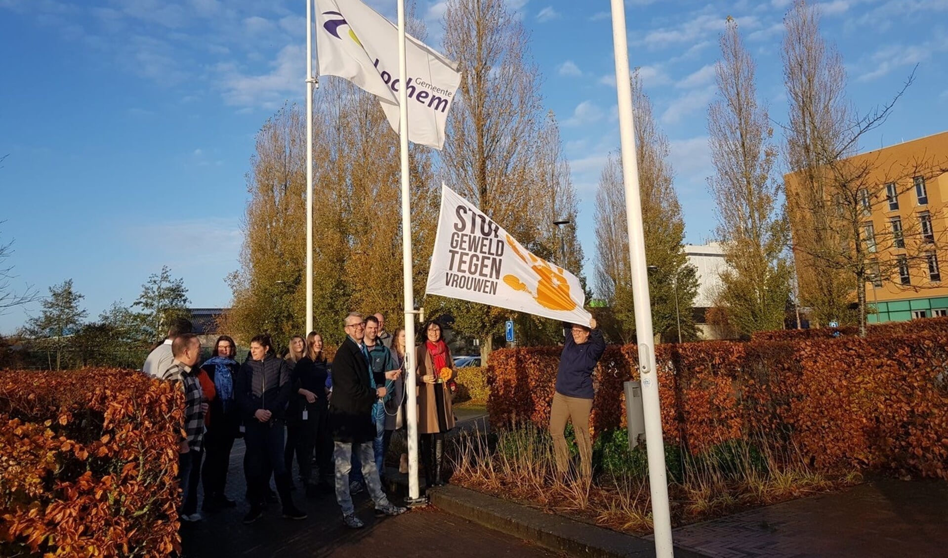 Wethouder Eric-Jan de Haan, medewerkers van de gemeente Lochem en vertegenwoordigers van Soroptimist Club Zutphen bij de vlag ‘Stop Geweld tegen Vrouwen’. Foto: PR