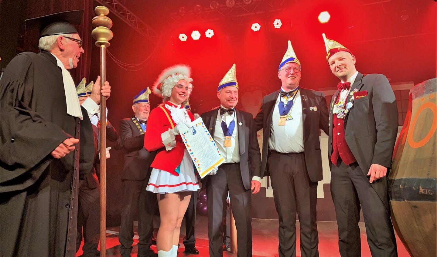 Joost Adema en Rob Timmen (midden vlnr) worden onderscheiden met ‘De Hoesorde’. Foto: Theo Huijskes
