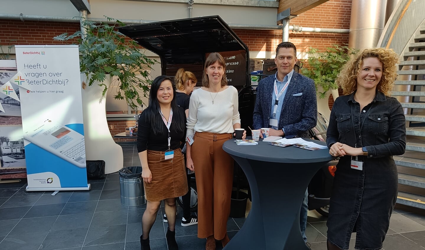 Feestelijk moment met een barista. Steeds meer patiënten in het SKB kunnen gebruikmaken van BeterDichtbij. V.l.n.r. Lian Angelino (projectmanager BeterDichtbij), Inge de Wit (bestuurder Streekziekenhuis Koningin Beatrix), Sander Bijl (operationeel directeur BeterDichtbij), Wendy Klein Tank (projectleider Streekziekenhuis Koningin Beatrix). Foto: PR SKB
