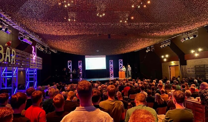Een afgeladen volle zaal in De Hofnar. Foto Teun Pastoors