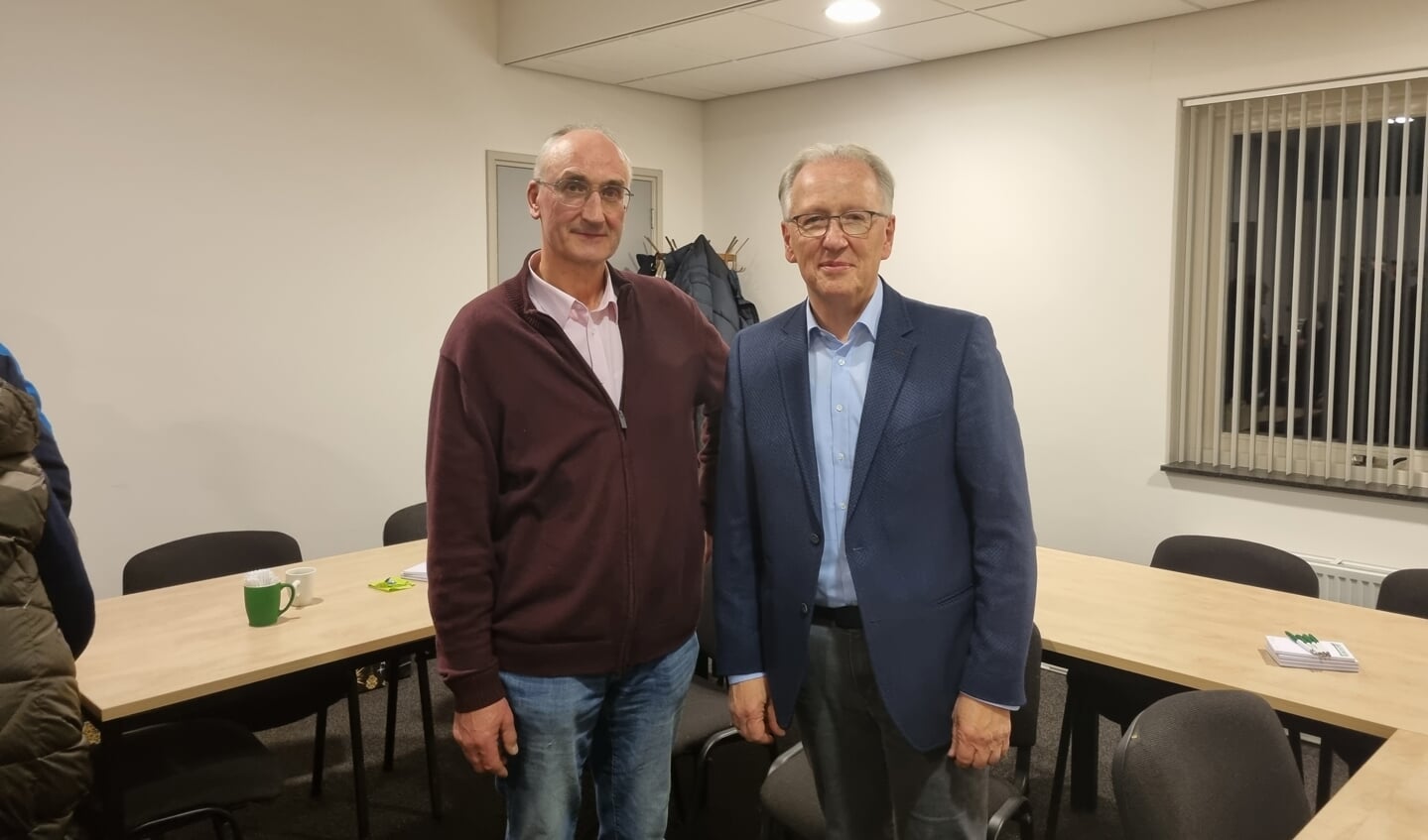 André Sletering geeft de voorzittershamer door aan Henk Wikkerink. Foto: PR