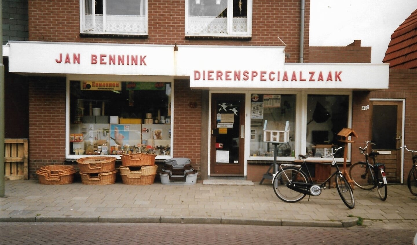 De dierenspeciaalzaak van Jan Bennink medio 1980 aan de Patronaatstraat in Lichtenvoorde. Foto: archief familie Bennink