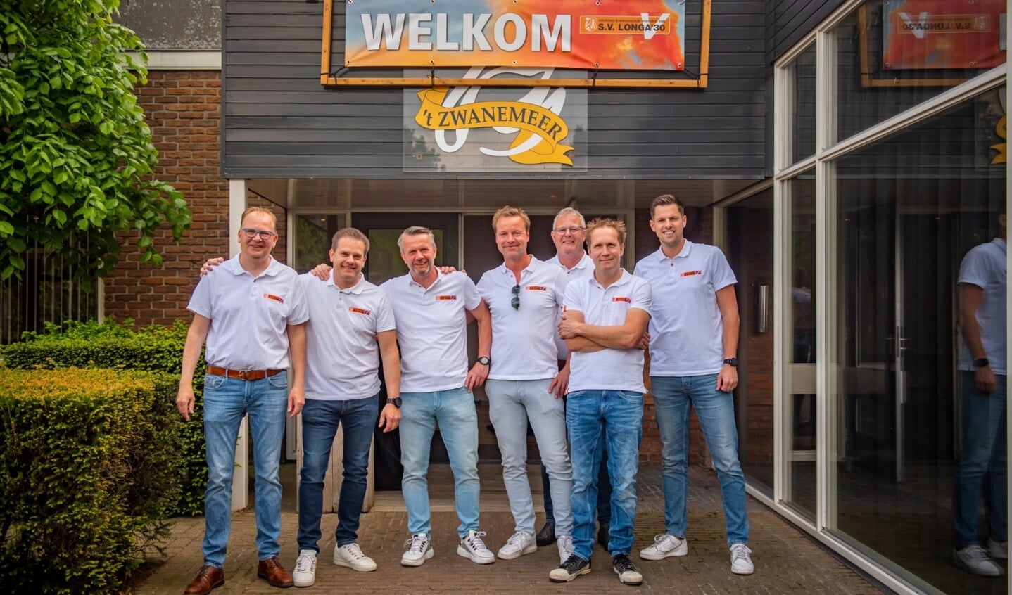 Het bestuur van BC Longa, voor de deuren van Pillen 't Zwaantje, bij een eerdere BC Longa aangelegenheid. Eigen foto