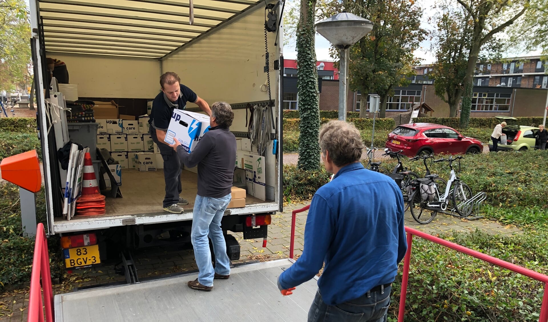 Vrijwilligers helpen een echtpaar verhuizen. Foto: Present Bronckhorst