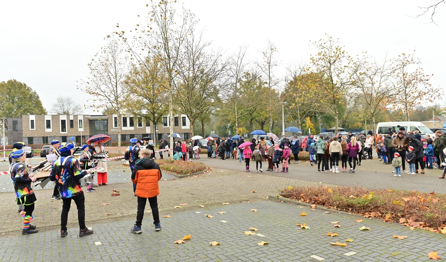 De Malletband van Nieuw Leven zorgde voor de muziek op het plein bij Sporthal Het Hooge Wessel. Foto: Achterhoekfoto.nl/Paul Harmelink