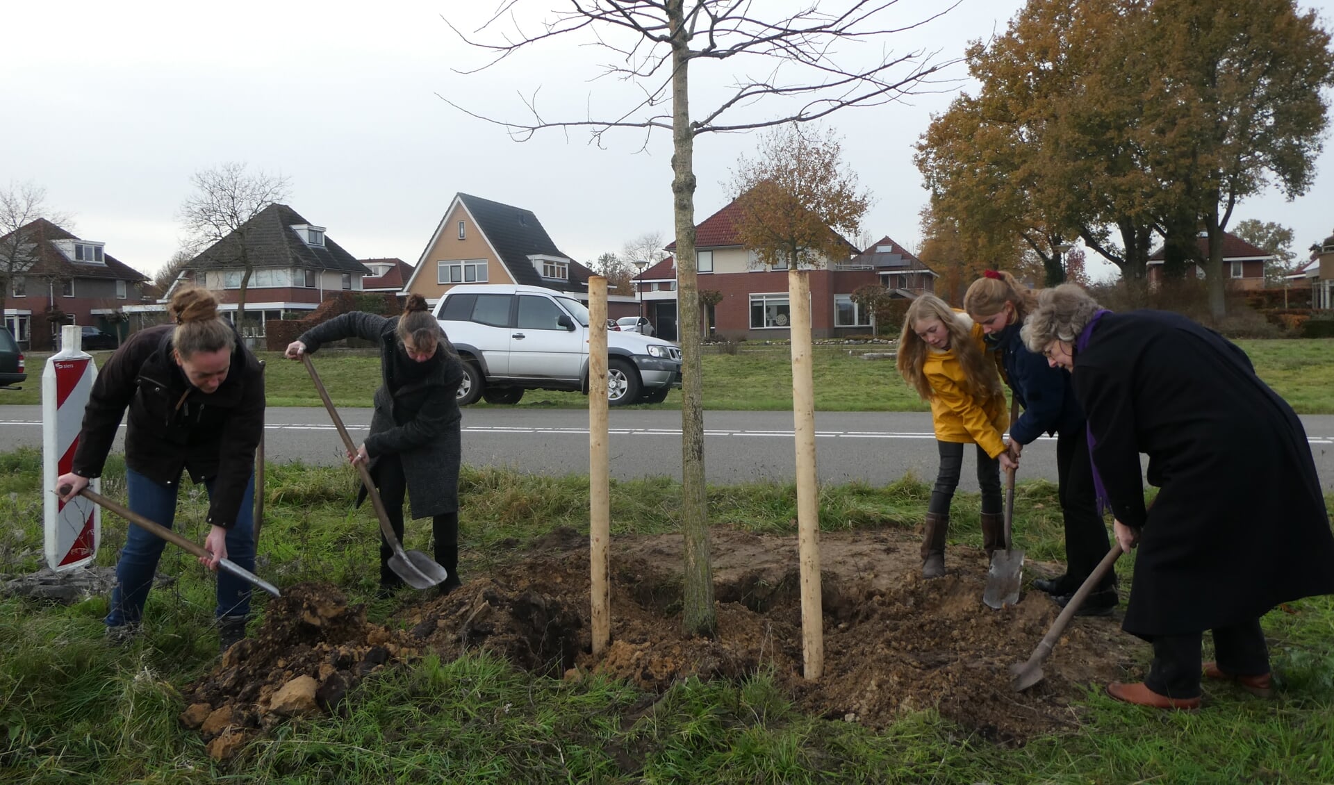 De honingboom werd door Magda Helmink (r), de dochters Janneke en Ursel (l) en door twee kleinkinderen Sterre en Emma geplant. Foto: Jan Hendriksen. 